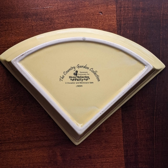 Rounded Triangle Stoneware Bowls - Set of 2 - Warm Yellow - Picture 5 of 6